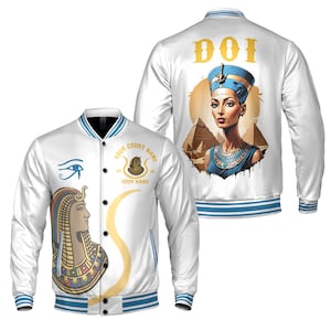 Könnte beinhalten: Weiße Baseballjacke mit blauen und goldenen Akzenten. Die Rückseite zeigt eine Frau mit einem blauen Kopfschmuck und dem Wort "DOI". Die Vorderseite zeigt eine Frau mit einem blauen Kopfschmuck und dem Text "YOUR COURT NAME YOUR NAME".