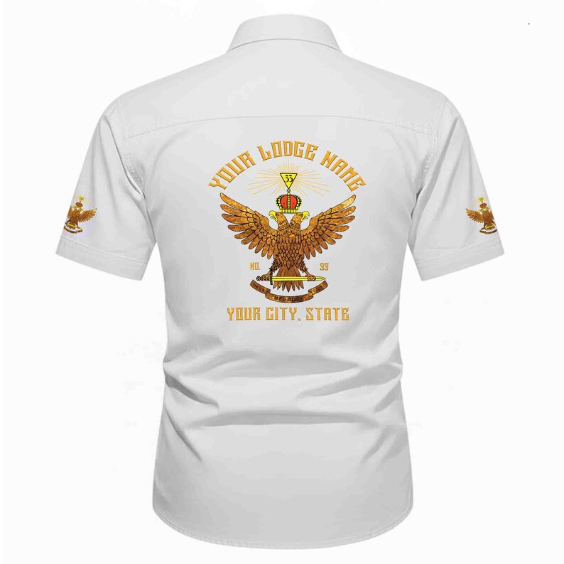 Puede incluir: Camisa blanca de manga corta con un gran emblema dorado en la espalda. El emblema presenta un &aacute;guila dorada, una corona y el texto "YOUR LODGE NAME" y "YOUR CITY, STATE". Cuello abotonado y mangas cortas.