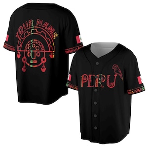 Peut inclure: Maillot de baseball noir avec des bordures rouges et vertes. Le devant du maillot présente un motif de visage stylisé avec le texte "YOUR NAME" au-dessus. Le dos du maillot porte le mot "PERU" en lettres rouges et vertes avec un petit motif de perroquet.