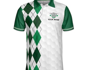 Pode incluir: Uma camisa polo de golfe branca e verde com um padrão de diamantes no lado esquerdo e um padrão de favo de mel no lado direito. A camisa tem uma gola verde e um logotipo verde com a palavra "GOLF" e o texto "YOUR NAME" abaixo.