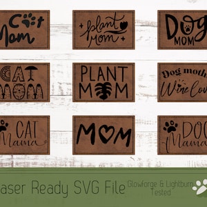 Op de afbeelding: Negen bruine leren patches met zwarte tekst en afbeeldingen. De patches bevatten verschillende ontwerpen met betrekking tot katten- en hondenmoeders, waaronder poot afdrukken, harten en de tekst "Kattenmama", "Hondenmama", "Plantenmama", "Kattenmama", "Hondenmama" en "Hondenmama Wijnliefhebber".