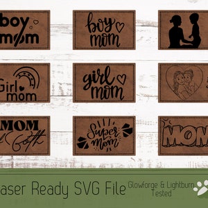 Op de afbeelding: Negen bruine leren patches met zwarte tekst en afbeeldingen. De patches hebben verschillende ontwerpen voor moeders van jongens, meisjes of beide. De tekst bevat "boy mom", "girl mom", "mom of both", "super mom" en "mom".