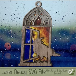 Puede incluir: Un adorno de madera cortado con láser que presenta una silueta de pájaro volando a través de una ventana con un cielo nocturno estrellado y un fondo de galaxia. El adorno está diseñado para usarse con una cortadora láser Glowforge o Lightburn. El texto "Laser Ready SVG File Glowforge & Lightburn Tested" está en la parte inferior de la imagen.