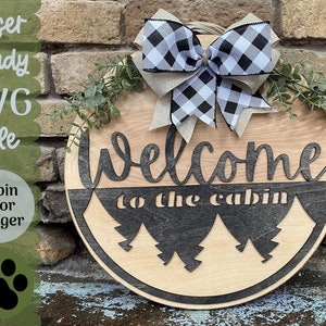 Fichier SVG Bienvenue sur la porte de la cabine ou signe de porche, fichier SVG de cabine Woodland pour découpeurs laser, idée de projet Glowforge, fichier SVG de porte cintre