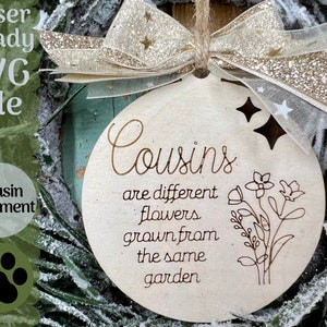 Arquivo SVG de enfeite de Natal do primo para cortadores a laser, enfeite pronto para Glowforge, pontuação e corte sentimental fácil, enfeite de presente de família