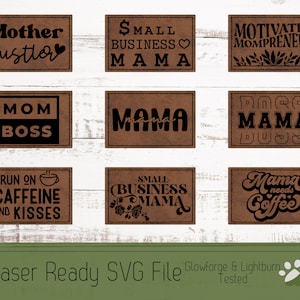 Op de afbeelding: Negen verschillende ontwerpen voor lasergesneden lederen patches. De ontwerpen bevatten verschillende zinnen die te maken hebben met moederschap, zaken en koffie. De patches zijn bruin met zwarte tekst.