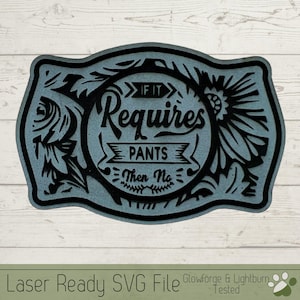 Op de afbeelding: Een blauw en zwart lasergesneden ontwerp met bloemmotieven. Het ontwerp luidt "Als het een broek vereist, dan nee".