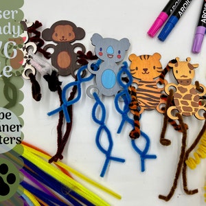 Op de afbeelding: Lasergesneden houten dierenvormen met gaten voor pijpenragers. De dieren omvatten een aap, een koala, een tijger, een giraffe en een beer. De dieren zijn in verschillende kleuren geverfd, waaronder bruin, grijs, oranje, geel en bruin. De afbeelding bevat ook een stapel kleurrijke pijpenragers en verschillende stiften.