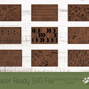 以下が含まれることがあります： 茶色の背景に、レーザーカットされた9つの異なるデザイン。デザインには、花柄、楽譜、幾何学模様、矢印、そして使い古したような質感などが含まれています。