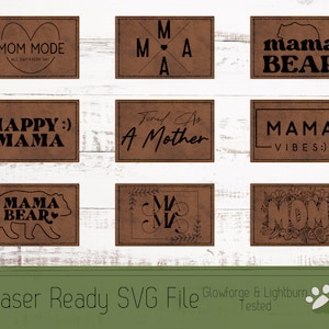 Op de afbeelding: Negen verschillende ontwerpen voor lasergesneden lederen patches. De ontwerpen omvatten de tekst "Mom Mode", "Mama Bear", "Happy Mama", "Tired As A Mother", "Mama Vibes" en "Mom".