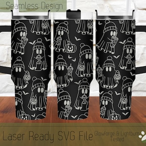 Può includere: Tre design di bicchieri da sublimazione in bianco e nero con un motivo senza cuciture di fantasmi che tengono bevande e zucche. Il testo "Seamless Design" è nella parte superiore dell'immagine. Il testo "Laser Ready SVG File Glowforge & Lightburn Tested" è nella parte inferiore dell'immagine.