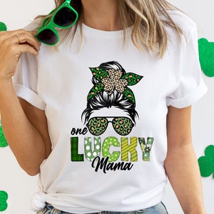 One Lucky Mama St Patricks Day Gift Green Mom Light Sweatshirt