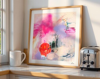 Può includere: Dipinto astratto in una cornice di legno con colori rosa, viola, arancio e bianco. Il dipinto è su una parete bianca con una tazza bianca e un tostapane argentato su un bancone di legno.