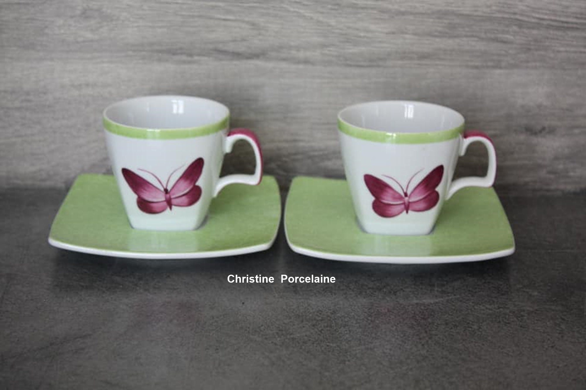 Duo de Tasses à Café en Porcelaine Peinte La Main Décor Papillons Fuchsia sur Sous-Tasses Vert Anis,