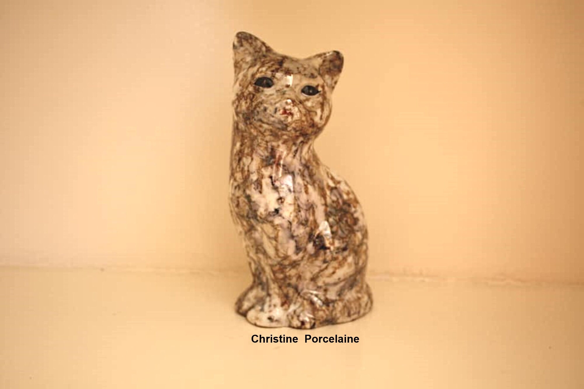 Figurine Chat Assis en Porcelaine Peinte à La Main Décor Marbré Irisé, Imitation Pierre, Marron, Bei