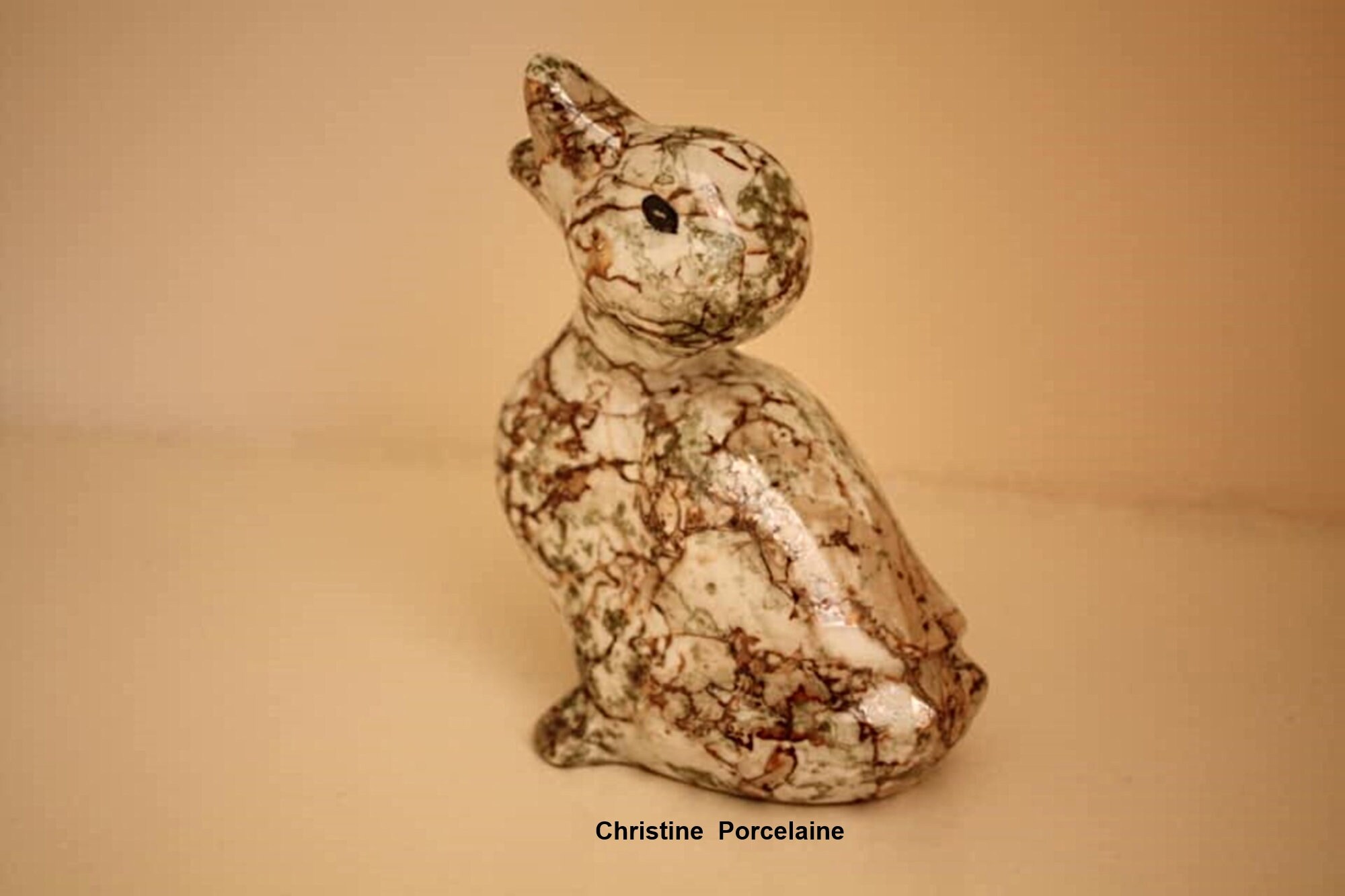 Figurine Canard Rigolo en Porcelaine Peinte à La Main Décor Marbré Irisé Marron, Beige et Vert. Idéa