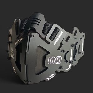 Puede incluir: Una máscara facial negra con un diseño geométrico y el texto "SECTION 020" y "CTRLFORCE" impreso en blanco. La máscara tiene una correa negra y un filtro de espuma negro.