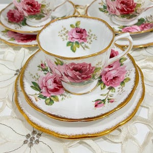 Conjunto Royal Albert American Beauty Trio em porcelana fina, composto por xícara e pires.
