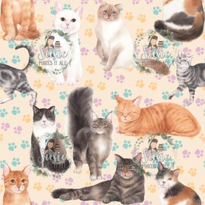 Könnte beinhalten: Ein nahtloses Muster mit Aquarell-Illustrationen von Katzen in verschiedenen Posen und Farben. Der Hintergrund ist in einem hellen Pfirsich-Ton gehalten und zeigt ein sich wiederholendes Muster aus Pfotenabdrücken in Rosa- und Blautönen. Der Text "Susie makes it all" wird im gesamten Muster wiederholt.