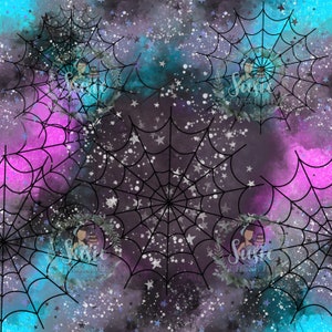 Puede incluir: Un patrón sin costuras que presenta telarañas negras sobre un fondo morado oscuro con acentos de acuarela azul y rosa. El fondo también está cubierto de estrellas de purpurina blancas. El texto "Susie Makes It All" se repite en todo el patrón.