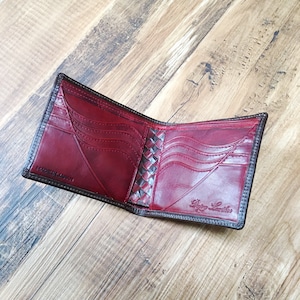 Cartera de arte "Básica" de edición extra en piel de brida británica <D.brown> x piel de becerro japonesa <D.red> Cartera con protección RFID