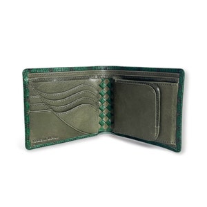 Puede incluir: Una cartera de cuero verde con un patrón tejido en la parte delantera y múltiples ranuras para tarjetas y bolsillos en el interior.