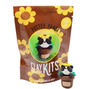 Puede incluir: Un paquete marrón con la etiqueta "Potted Panda Clay Kits" con una figura de panda en una maceta. El paquete presenta gráficos de flores amarillas y el texto "Learn to Sculpt" y "For Ages 6-99+". El kit incluye todos los materiales e instrucciones en vídeo.