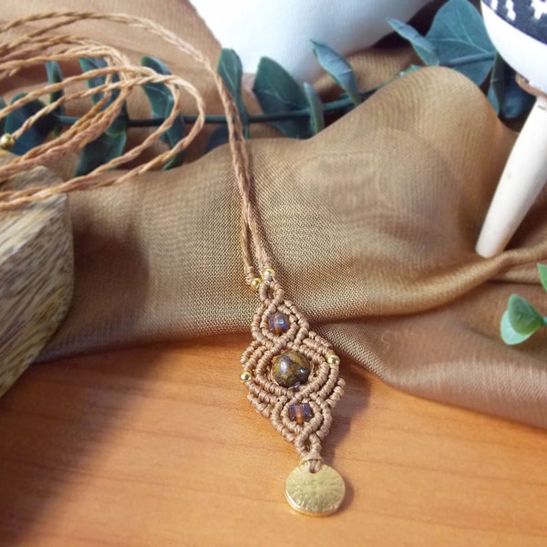 Collana macrame marrone con pietra occhio di tigre, gioielli di cristallo curativo, ciondolo tessuto a mano con perline d'oro, regalo per boho - amico hippie