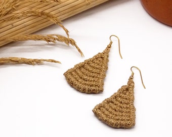 Pendientes triángulo de oro / Pendientes de gota triangular / Triángulos de Macrame / Pendientes de gancho geométrico de oro / Joyas trenzadas / Pendientes de niña Boho