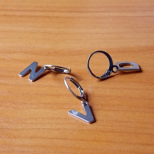 Aro pequeño con dije de letra favorita, 1 pendiente individual, Pendientes kpop personalizados, Pendiente de acero inoxidable personalizable, Regalo de moda K-pop