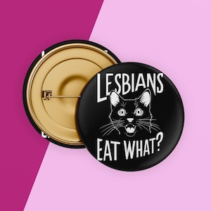 Botón de 1,5 pulgadas con la frase "Las lesbianas comen qué", imán, divertido, regalo, orgullo LGBT, humor, regalo para amantes de los gatos, gatos negros, regalos para ella