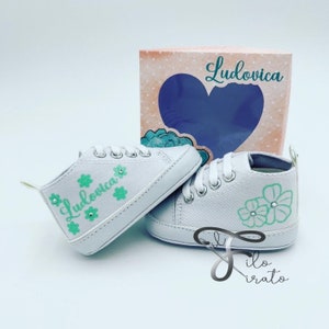 Scarpe da culla personalizzate con scatola regalo, idea regalo per neonato o neonata, cappellino in cotone, body personalizzato