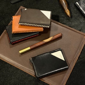Personalisierter Kartenhalter aus Leder mit Handnähmechanismus, Visitenkartenhalter mit bis zu 7 Kartenfächern, minimalistischer mechanischer Pop-Up-Kartenhalter