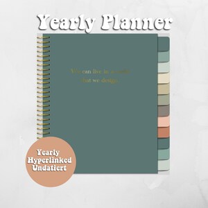 Könnte beinhalten: Ein blaugrüner Jahresplaner mit goldener Spiralbindung und Laschen. Der Einband trägt den Text "Yearly Planner" in Weiß und das Zitat "We can live in a world that we design." in Gold. Der Planer ist mit "Yearly Hyperlinked Undatiert" in einem Pfirsichkreis gekennzeichnet.