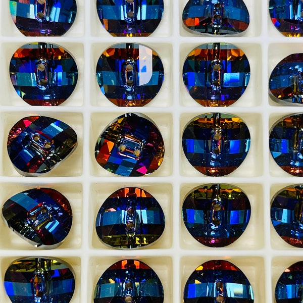 Swarovski 3016 Curvy Crystal Button mit 2 Nählöchern – 12 mm Durchmesser – Mehrfarbiger Kristallknopf leuchtet blau und rot – Meridianblau