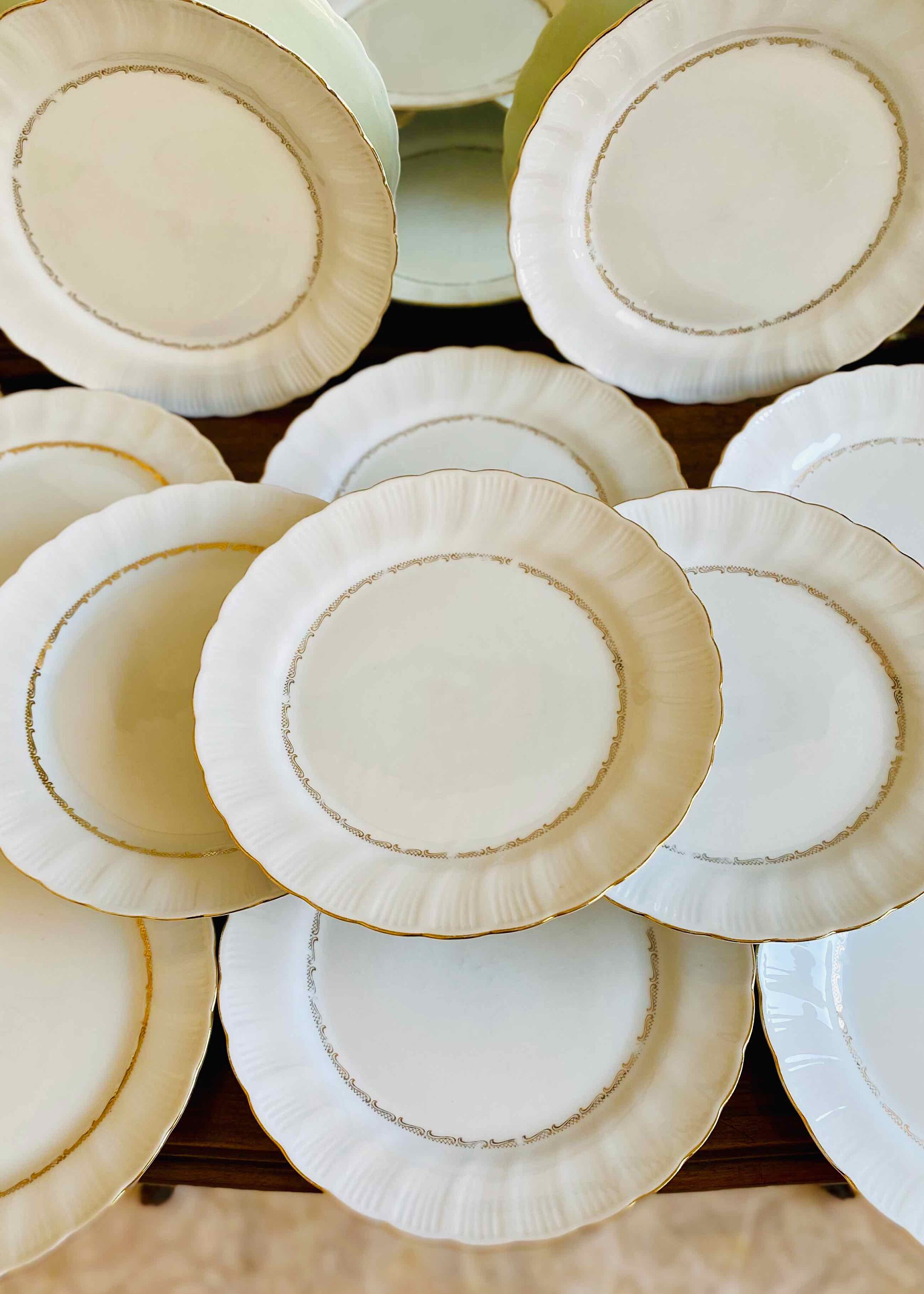 Suite de 11 assiettes creuses HBCM