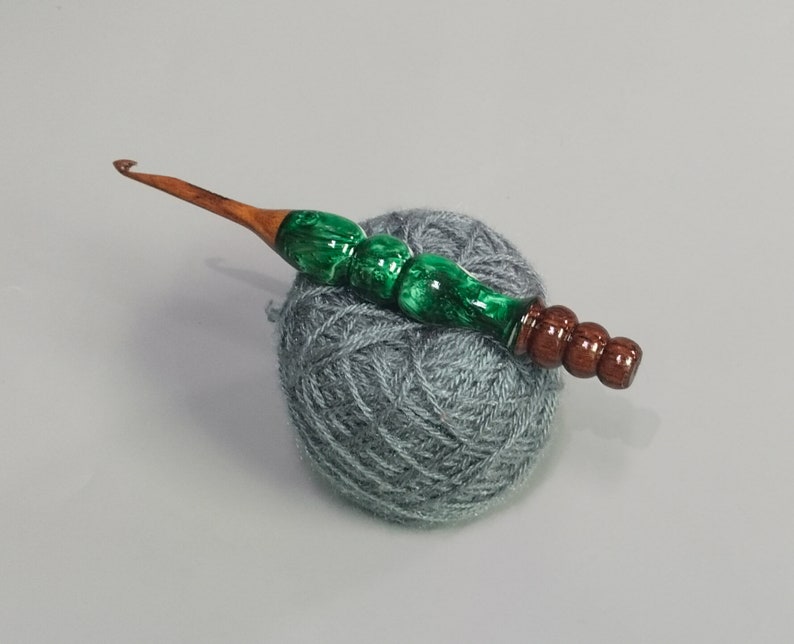 Ganchos de crochet de palisandro mezclados con resina Ganchos de crochet ergonómicos torneados a mano para tejer accesorios de crochet Varios tamaños imagen 5