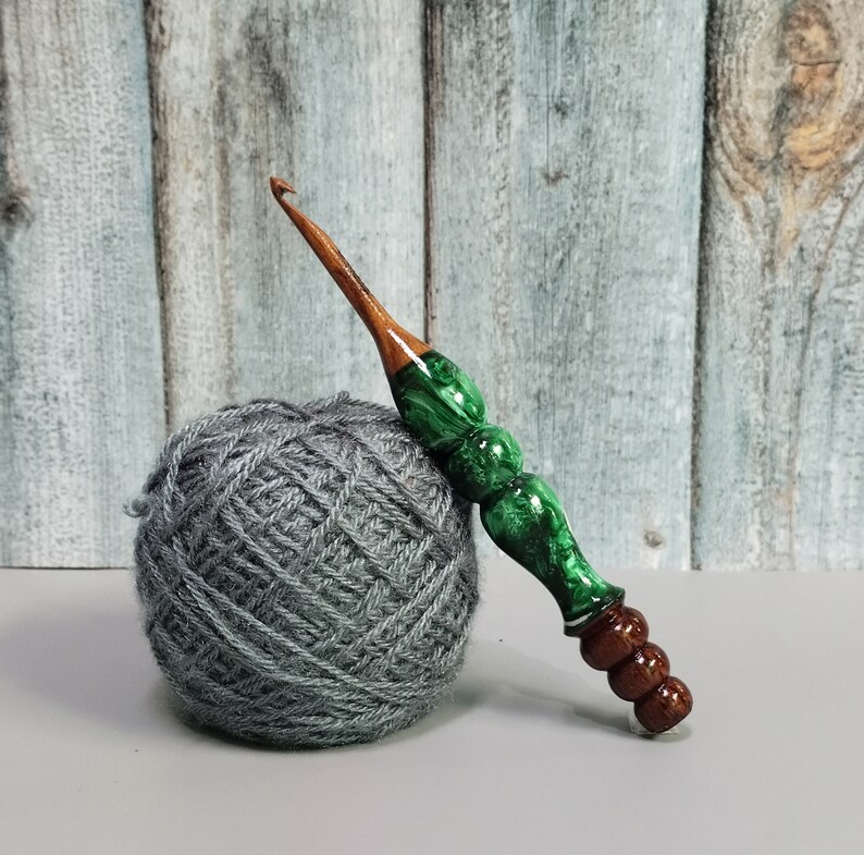 Ganchos de crochet de palisandro mezclados con resina Ganchos de crochet ergonómicos torneados a mano para tejer accesorios de crochet Varios tamaños imagen 1