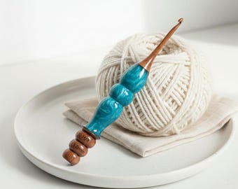 Hand Turned Rosewood Crochet Hook with Resin Handle – Ergonomic Knitting Tool