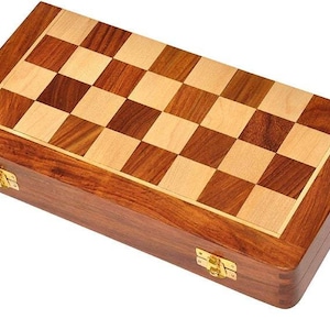 Op de afbeelding: Een houten schaakset met een dambordpatroon. Het bord bestaat uit lichte en donkere houten vierkanten, omlijst door een donkerdere houten rand. De set heeft een scharnierend deksel met goudkleurige sluitingen. Het ontwerp is klassiek en elegant.