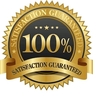 Op de afbeelding: Een goudkleurig zegel met de tekst "SATISFACTION GUARANTEED" op een lint en langs de rand. Het midden toont "100%" in goud, met vijf gouden sterren erboven. De achtergrond is wit.