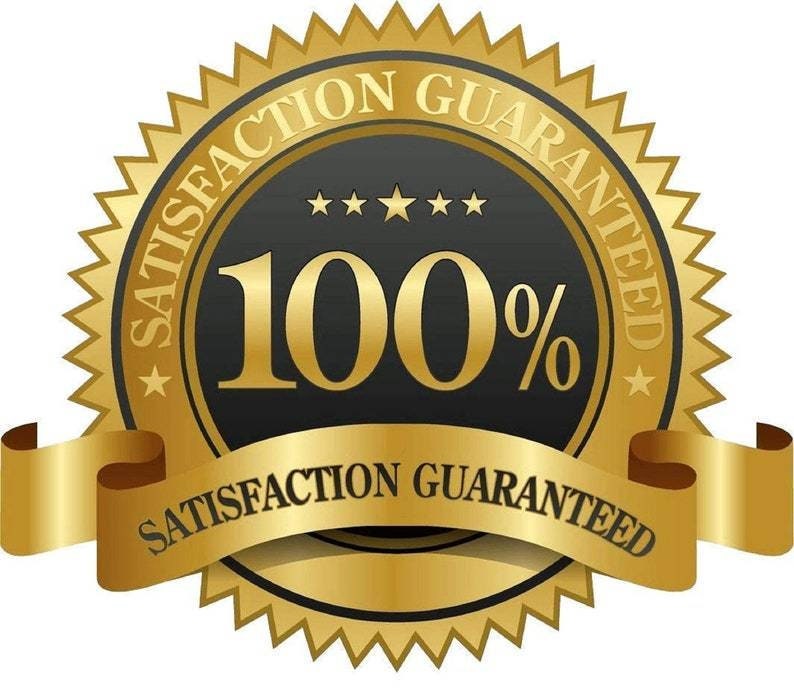 Op de afbeelding: Een goudkleurig zegel met de tekst "SATISFACTION GUARANTEED" op een lint en langs de rand. Het midden toont "100%" in goud, met vijf gouden sterren erboven. De achtergrond is wit.