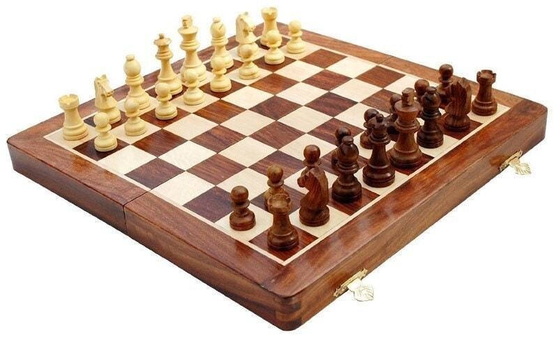 Op de afbeelding: Een houten schaakspel met een schaakbord en schaakstukken. Het bord is bruin en beige, met donkerbruine en lichtbeige vakken. De schaakstukken zijn licht- en donkerbruin. De set is gesloten.