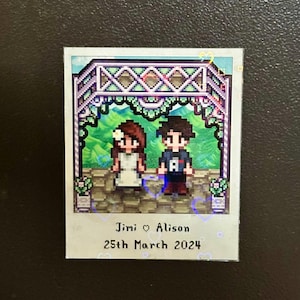 Könnte beinhalten: Ein pixeliges Bild eines Paares unter einem Torbogen, mit den Namen "Jimi" und "Alison" und dem Datum "25. März 2024" darunter. Der Hintergrund zeigt grünes Laub und einen Steinweg.