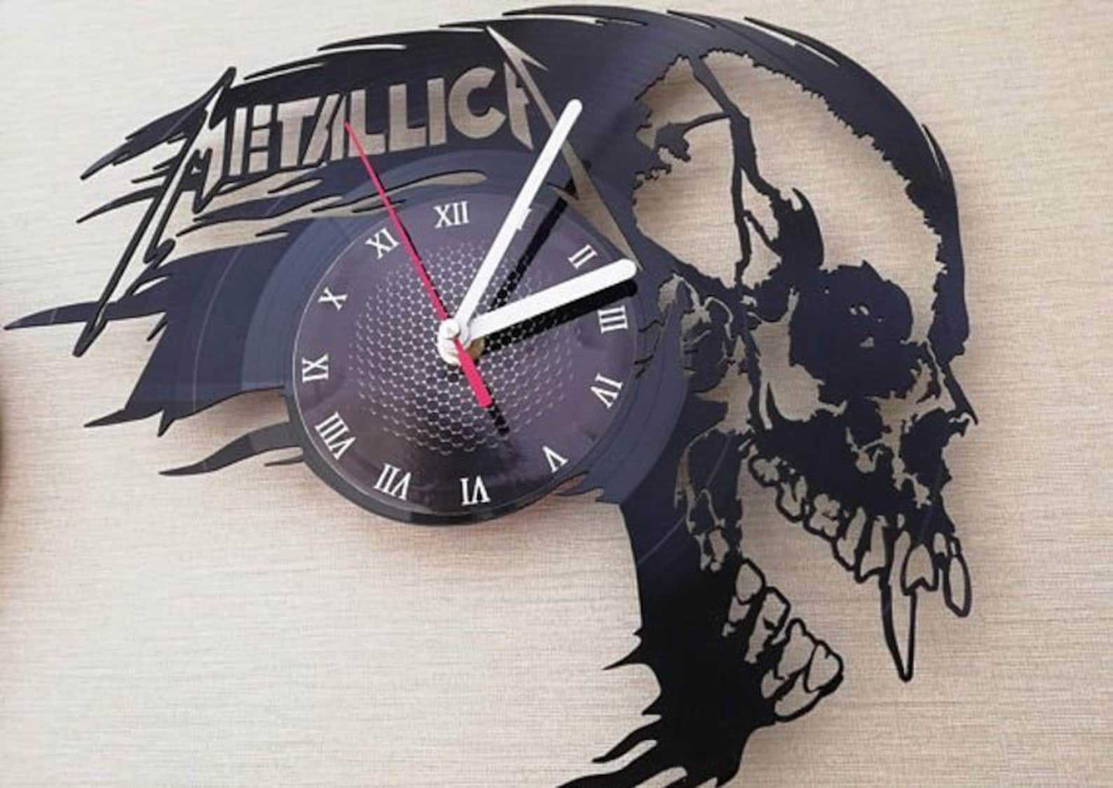 Часы записать звуками. Metallica (часы виниловые). Часы из винила. Часы из виниловых пластинок металлика. Часы из виниловых пластинок рок.