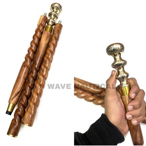 Op de afbeelding: Houten wandelstokken met messing details. De stokken hebben een spiraalvormig ontwerp en een decoratieve messing handgreep. De afbeelding toont verschillende stokken, sommige met een recht ontwerp en andere met een spiraalvormig ontwerp. De stokken zijn donkerbruin.