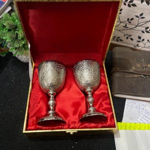 Taça de vinho artesanal Royal King com acabamento cromado personalizado e gravação na base. Diâmetro de 15 cm (6 polegadas).