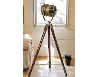 Lámpara de pie de latón con trípode de madera, foco moderno hecho a mano, ideal para el hogar, salas de estar, dormitorios, oficinas y decoración. Regalo vintage.