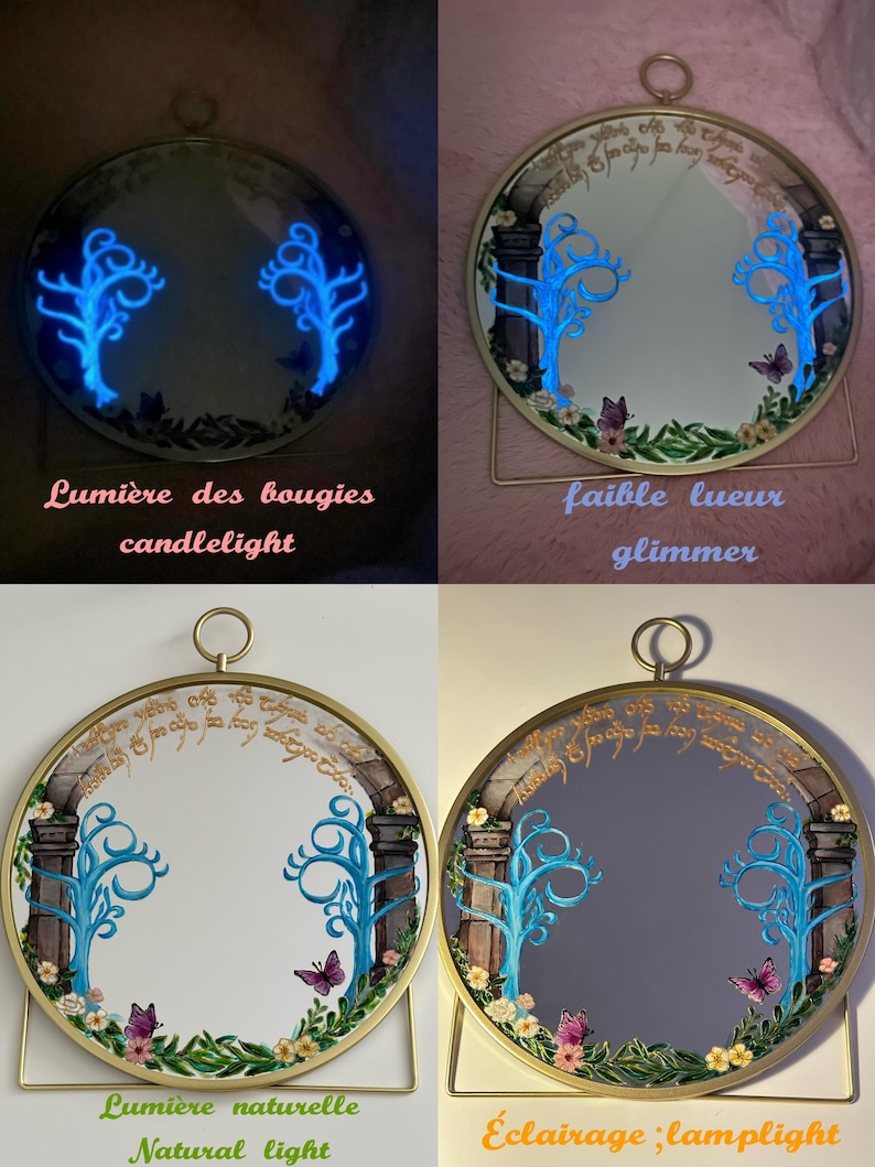 Puede incluir: Un espejo redondo con marco dorado que presenta un arco pintado, &aacute;rboles azules brillantes y mariposas. La parte superior del espejo muestra una escritura de estilo &eacute;lfico. El espejo se muestra bajo cuatro condiciones de iluminaci&oacute;n: luz de vela, tenue, luz natural y luz de l&aacute;mpara.