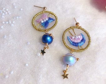 Boucles d’oreilles uniques, boucles d'oreilles brodées, Étoile et lune bleu violet,  Boucles d’oreilles pendantes,  cadeau de Noël